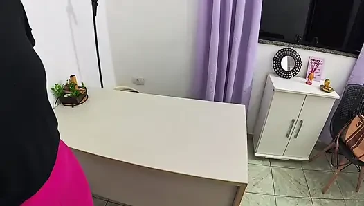 Lebih baik menyerah pada keinginan petugas imigrasi daripada ditangkap.