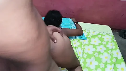 Ibu-ibu bahenol ini ngentot pantat montoknya sama pelayan seksinya, bikin dia berdiri kayak kuda