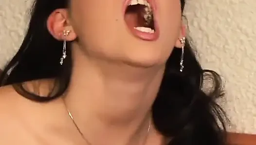 Cewek cantik telan sperma setelah dientot anal habis-habisan