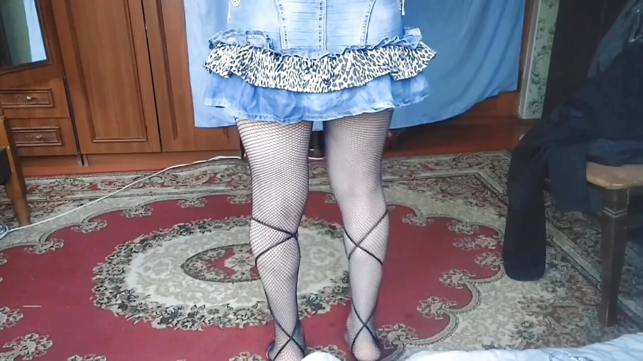Slatki femboy se naslanja na ruku dok gleda vani