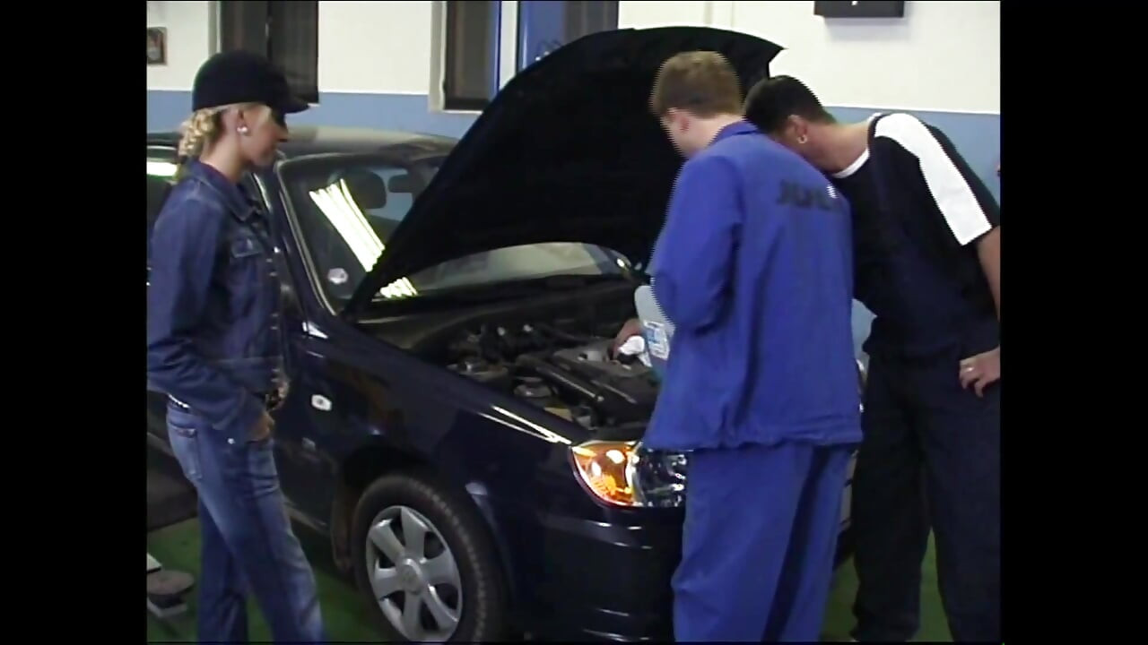 Énorme bite dans la bouche, grosse bite dans un trio de chatte