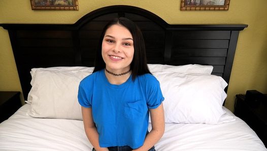 Gezonde 18 -jarige amateur maakt haar eerste pornovideo