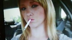 Hołd dla seksownej blondynki dyndającej papierosem