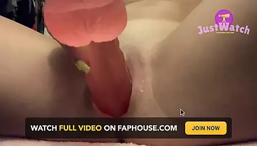 Gadis remaja lagi asik mainin memeknya pakai dildo ukuran raksasa