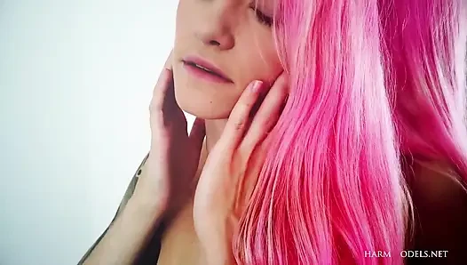 Adele si gadis seksi rambut pink dengan cermin lagi asik muasin memeknya di dinding