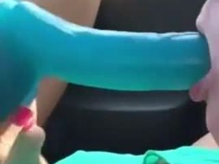 Mastrubacja dildo w samochodzie
