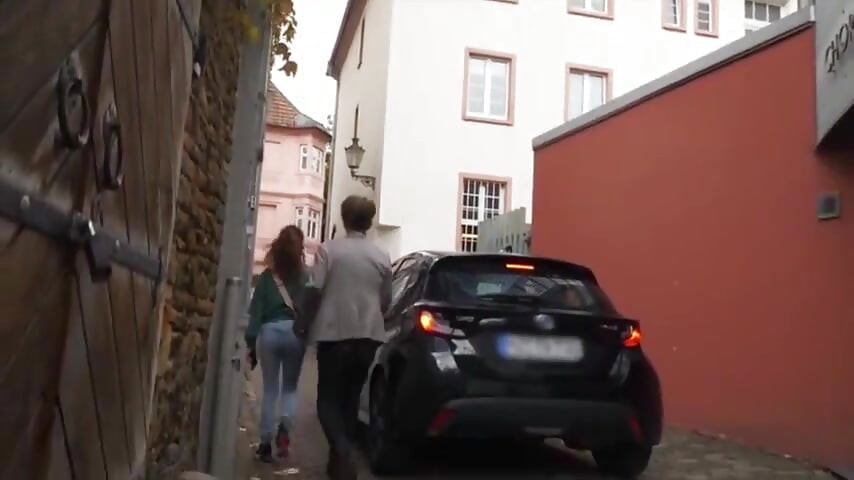 Conny pronalazi prirodnu, slatku mladu damu na ulici