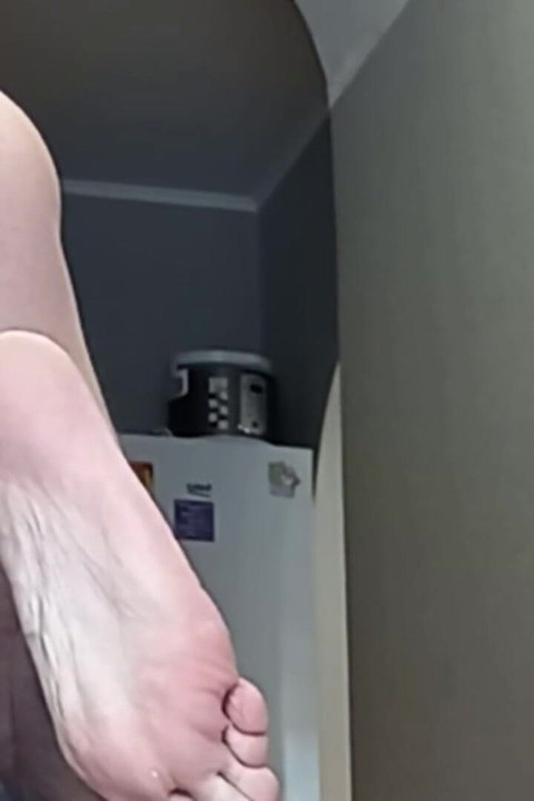 我从一个胖女人温柔的手淫我的阴茎中获得快乐