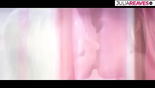 Две горячие крошки чувственно играли со своим дилдо