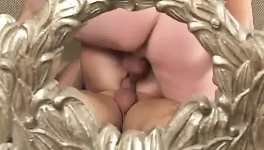 Heiße süße MILf bückt sich doggystyle, während ihr arsch genagelt wird