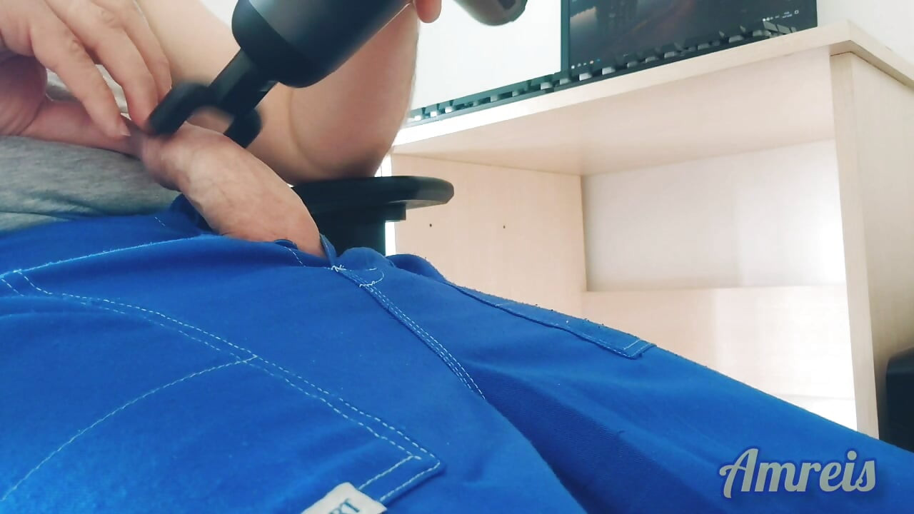 Gooner is jerking off at the computer and filling up a condom.