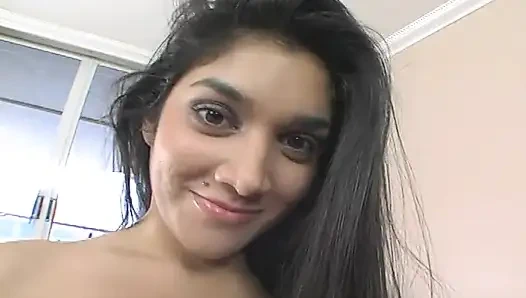 Cewek hot ini lagi asik nyepong kontol besar sebelum dientot habis-habisan sampai dicrot di dalam