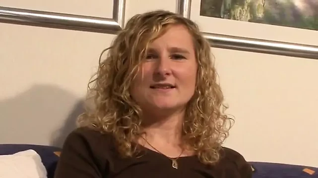 I'm a horny blonde and I love to be watched while I masturbate my pussy with a sex toy