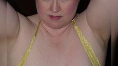 Vrouw topless spelen met grote dildo