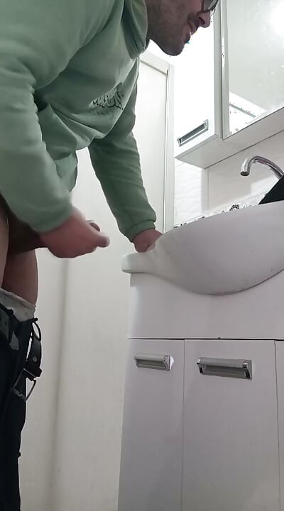 My step cousin realizes that I masturbate next to her and I can't believe her reaction Stranger Touch her Butt with his erectio