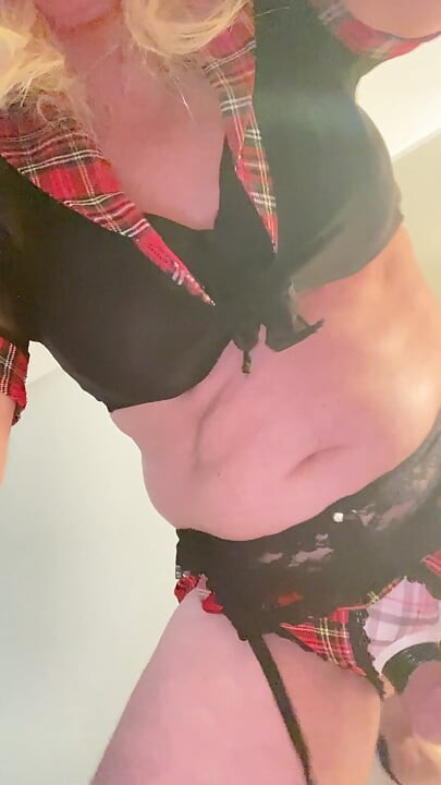 Transvestit blondă excitată Travestit transsexual futându-și vibratorul de sticlă