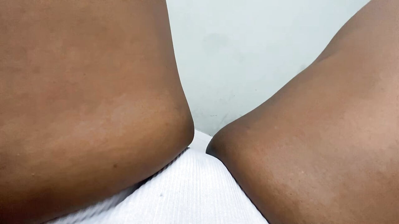 この欲求不満のビッチが彼女の膣を破壊し、狂ったようにイくまで見ていろ
