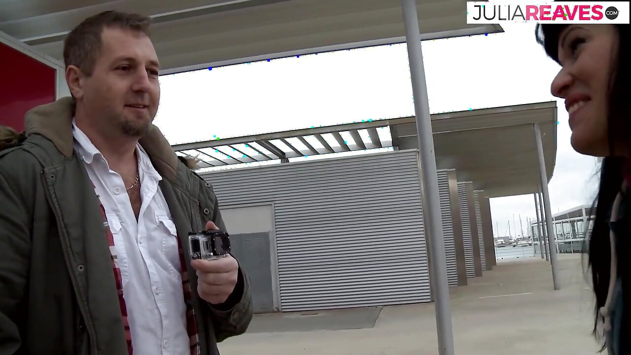 Zgodna kučka jaše masivni kurac dok puši drugi u trojci