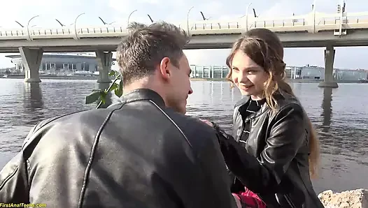 Saf genç kızın ilk anal deneyimi
