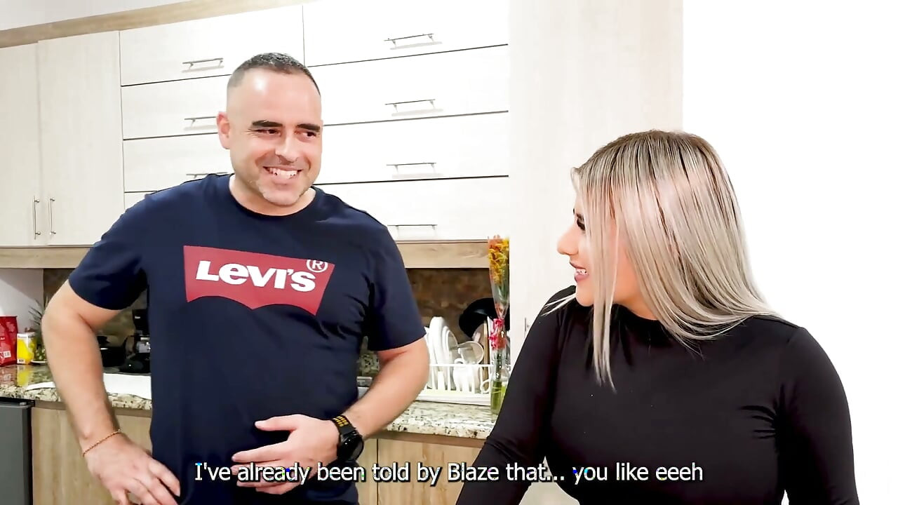 Am descoperit că fac sex cu cea mai bună prietenă a iubitei mele se încheie într-un threesome spectaculos