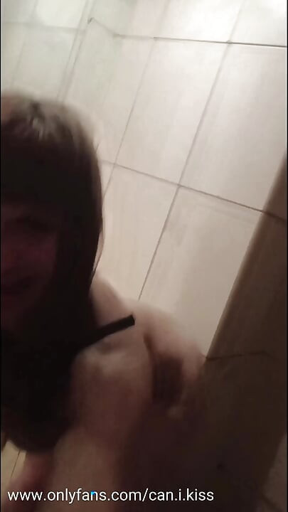 Fetei transsexuale amatoare îi place să călărească pe vibratorul ei