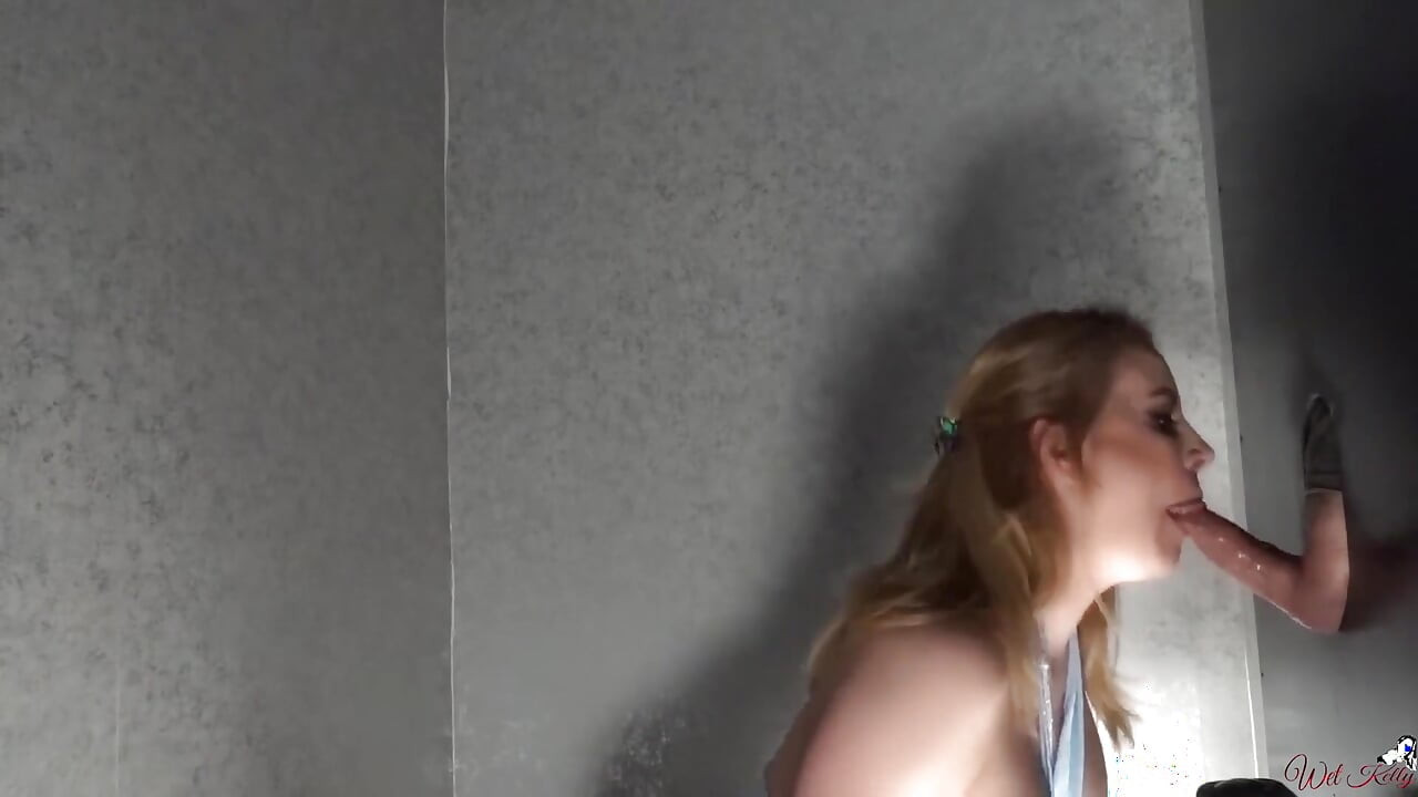Follando a un extraño a través del gloryhole