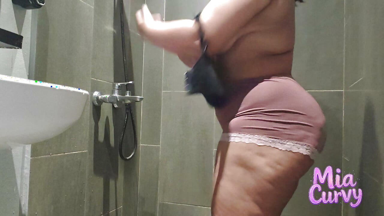 Candid Camera Peeking at a hot BBW wife while she’s taking a shower.