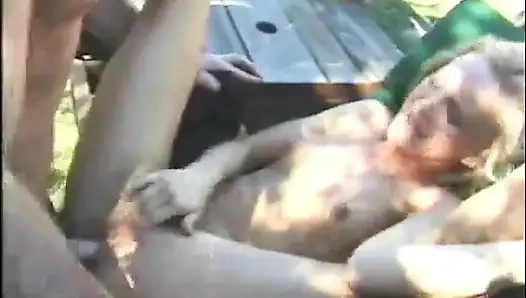 Genç sarışın açık havada amına kalın bir yarak almak için bacaklarını geniş açıyor
