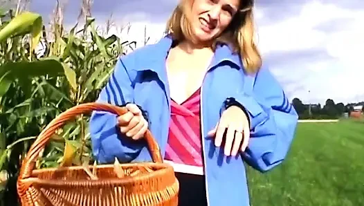 Massive Corn Cob Stretching Gaping Pussy Wide Open Outdoors