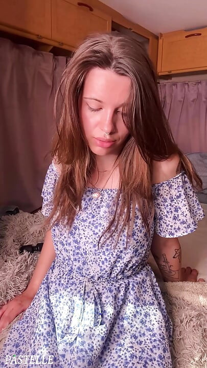 Fată trans cu pula mare în rochie drăguță care ejaculează mult de la vibrator