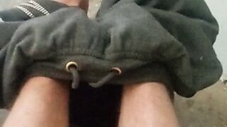 Un garçon montre ses belles jambes après un rapport sexuel
