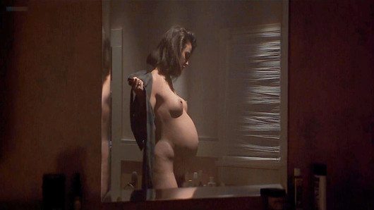 El arbusto desnudo y las tetas de Demi Moore en el tubo en una escena