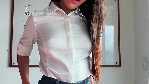 Sexy Sekretärin will ihren Chef zufriedenstellen