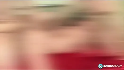 Kelly leigh si tante nakal lagi asik nyepong kontol di luar ruangan, dan di-dped
