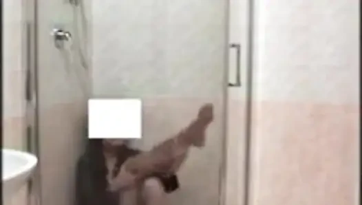 In der dusche mit strumpfhosen