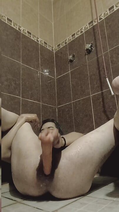 Main di kamar mandi
