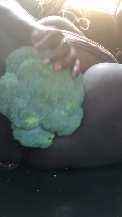 Nu știam că broccoli poate face să ejaculez atât de tare - Nookiescookies | Clip 1