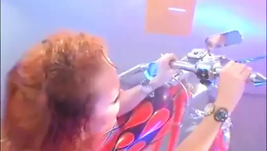 Pejantan berotot di atas sepeda ngentot cewek seksi dan muncrat