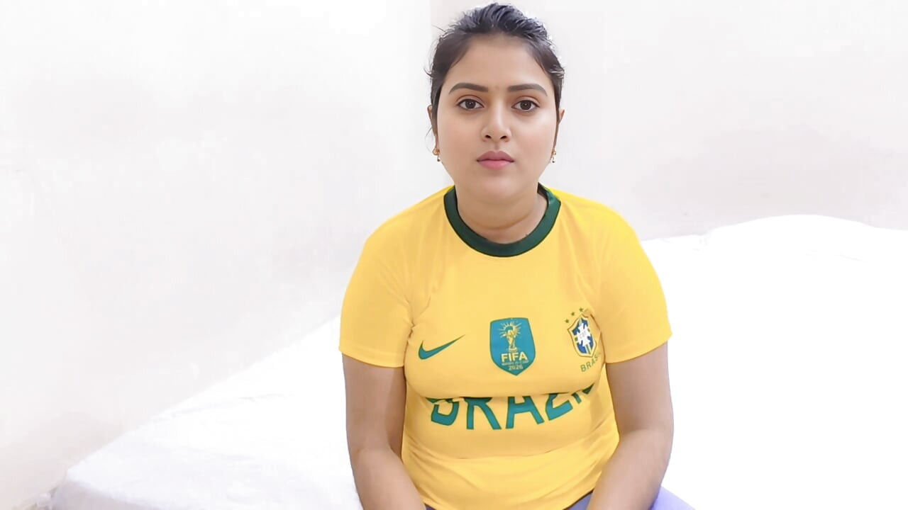 Meio-irmão fodendo sua linda meia-irmã enquanto aposta em um jogo de futebol. (Áudio completo de Bangla)
