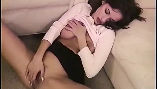 Büyük memeli esmer hatun patlamalı orgazm için parmaklarken göğüslerini sağıyor