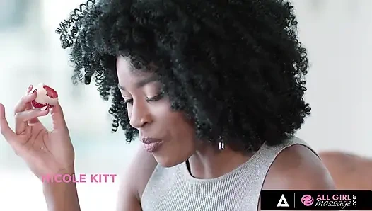 ALL GIRL MASSAGE - muhteşem kızlar Olive Glass ve Nicole Kitt ile mükemmel ırklararası 69