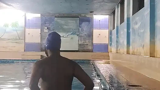 Yüzme havuzunda çıplak Hintli mallu adam