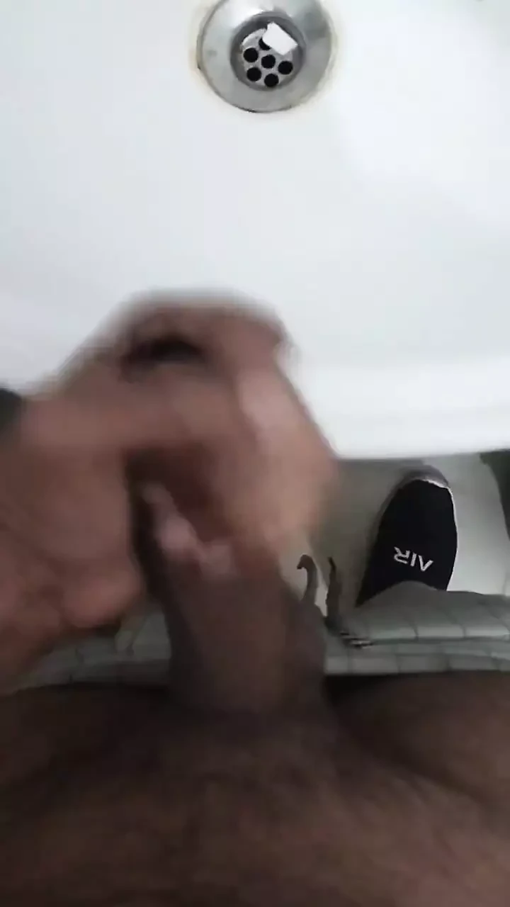 在我的浴室水槽上撸管并射精