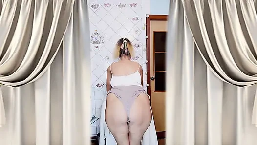 Fröhliche hausfrau Lukeryas morgen flirtet mit saft und twerking
