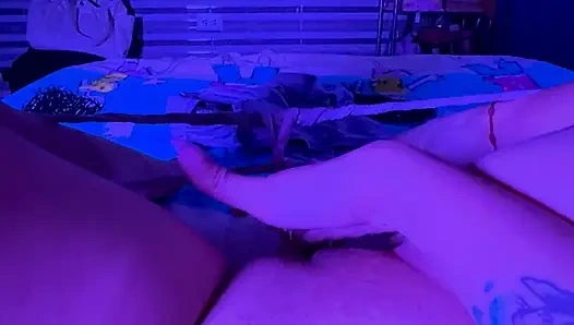 Kolumbianisches mädchen nimmt auf, wie sie masturbiert und schickt es ihrem lehrer, um das jahr zu bestehen