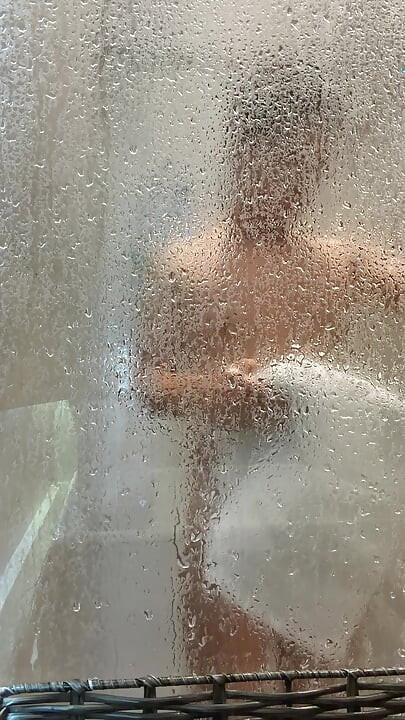 義理のいとこが訪ねてきて、シャワーを浴びている間ドアを開けっぱなしにしていました