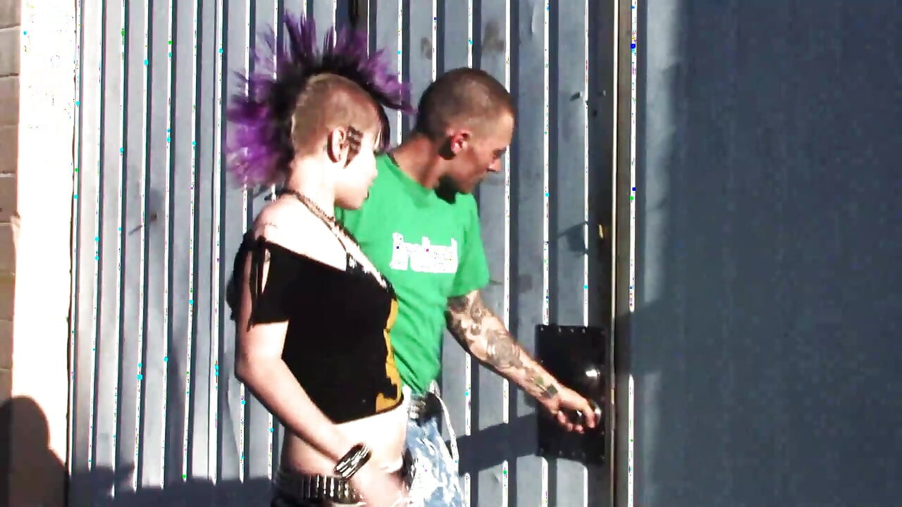 Orge selvagge. Alla ragazza rock con capelli colorati tatuati e piercing piace selvaggio, solo in calze a rete