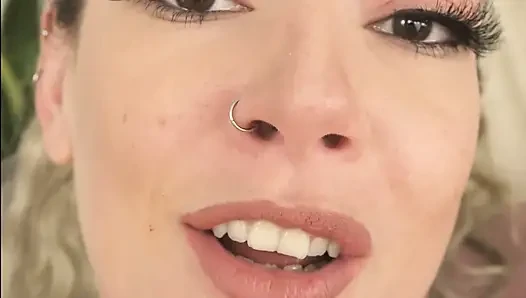 Giantess küçük bir tuzak kuruyor