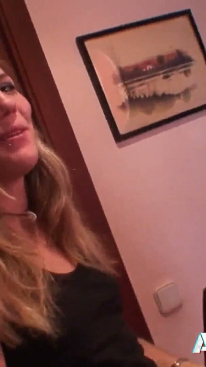 Blonde Yaiza Del Mar kneppet i sengen med en stiv stor pik | Klip 1