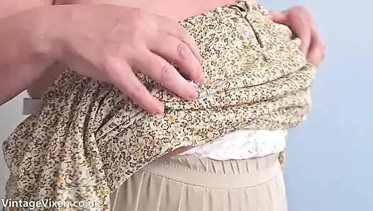 Sexy jane neckt in bh und strumpfhosen